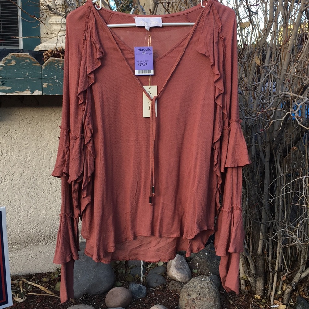 NWT Woman’s flowy type blouse by Love Sam